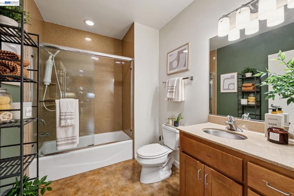 Image 20 of property listing at 428 Alice St 533, Oakland, CA 94607