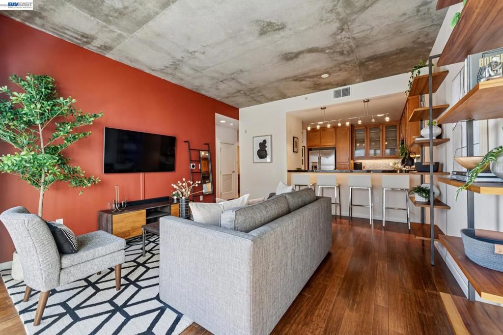 Image 3 of property listing at 428 Alice St 533, Oakland, CA 94607