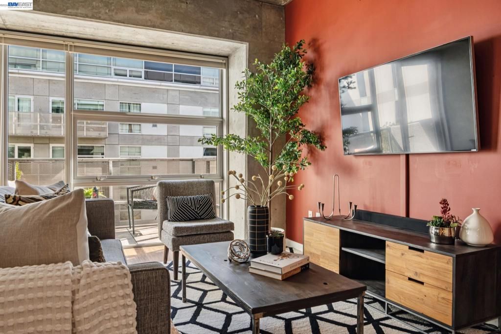 Image 4 of property listing at 428 Alice St 533, Oakland, CA 94607
