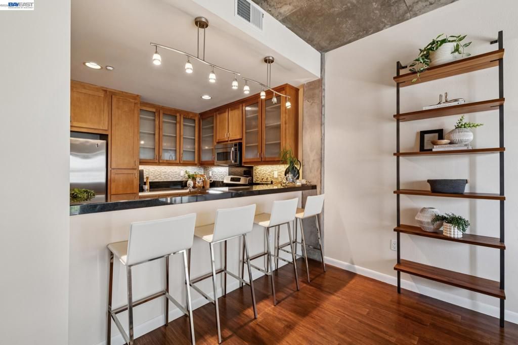 Image 5 of property listing at 428 Alice St 533, Oakland, CA 94607