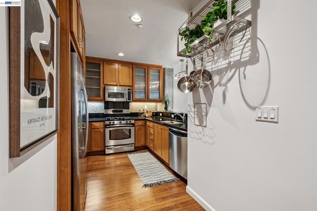Image 8 of property listing at 428 Alice St 533, Oakland, CA 94607