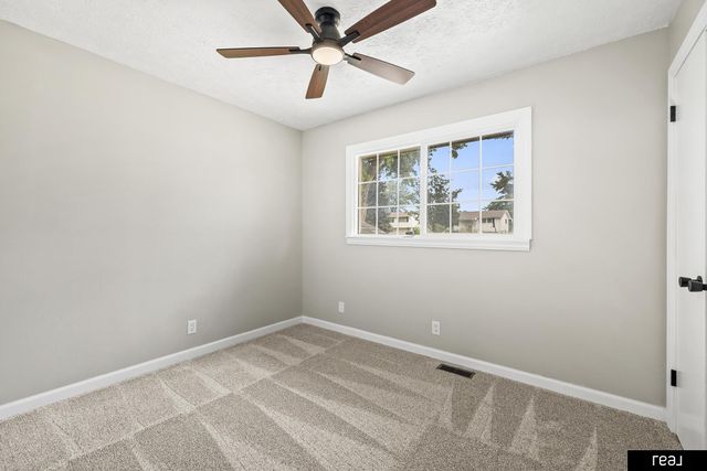 5418 N Oaks Boulevard, Omaha, NE 68134