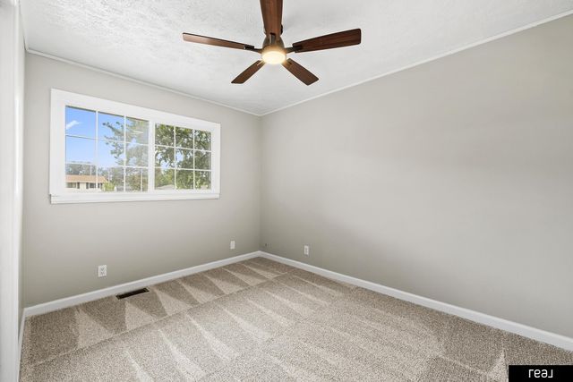 5418 N Oaks Boulevard, Omaha, NE 68134