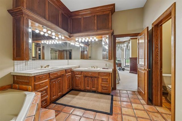 425 Country Club Drive, Edmond, OK 73025