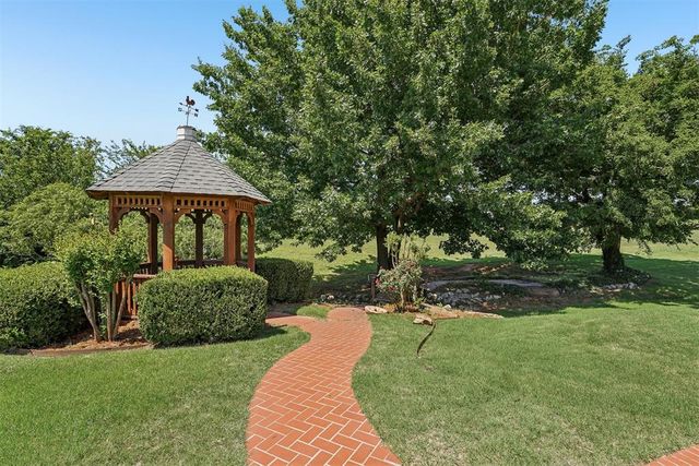 425 Country Club Drive, Edmond, OK 73025