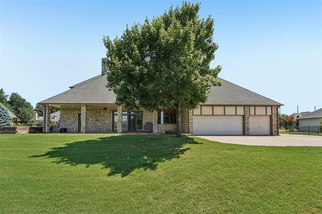 425 Country Club Drive, Edmond, OK 73025