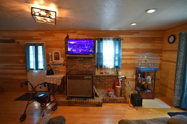 736 E Lakeshore Drive, Burnside, KY 42519