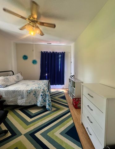 736 E Lakeshore Drive, Burnside, KY 42519