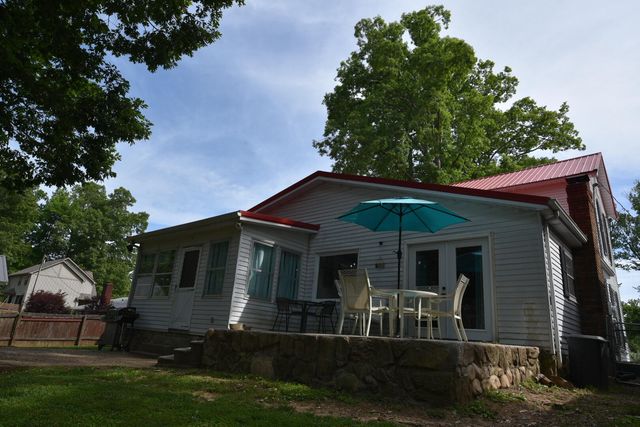736 E Lakeshore Drive, Burnside, KY 42519