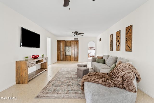 2132 N 63rd Place, Mesa, AZ 85215