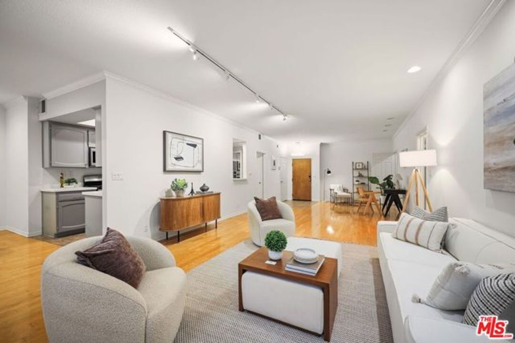11737 Darlington Avenue 104, Los Angeles, CA 90049