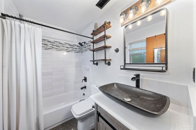 10205 N Loop Rd, Pensacola, FL 32507