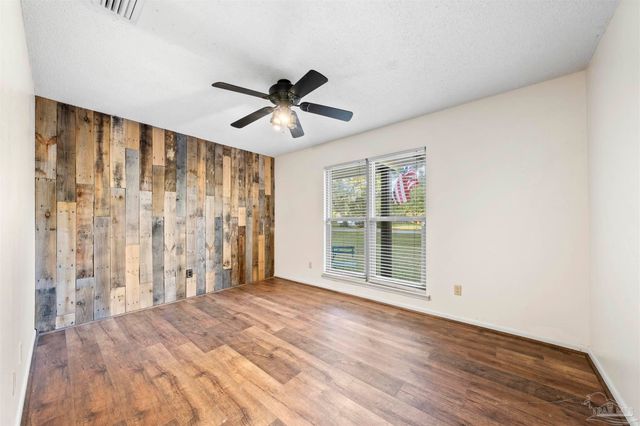 10205 N Loop Rd, Pensacola, FL 32507