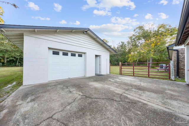 10205 N Loop Rd, Pensacola, FL 32507
