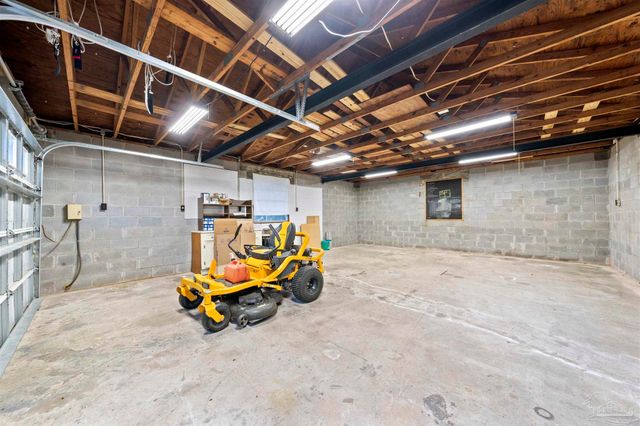 10205 N Loop Rd, Pensacola, FL 32507