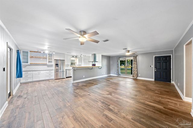 10205 N Loop Rd, Pensacola, FL 32507