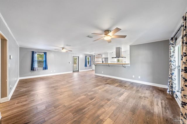 10205 N Loop Rd, Pensacola, FL 32507