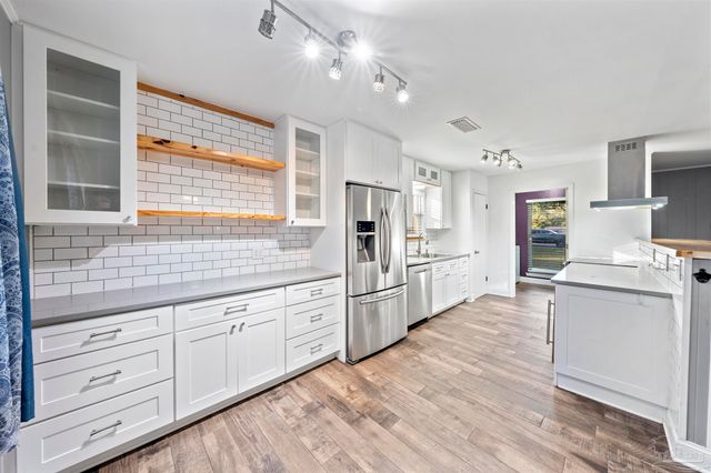 10205 N Loop Rd, Pensacola, FL 32507