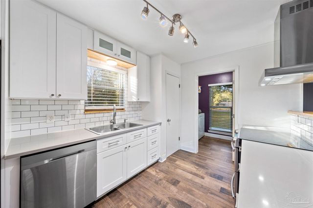 10205 N Loop Rd, Pensacola, FL 32507