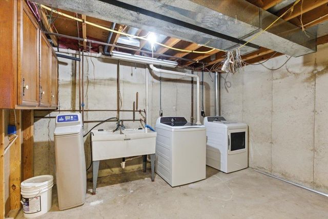 2 W Spyglass Court, Madison, WI 53717