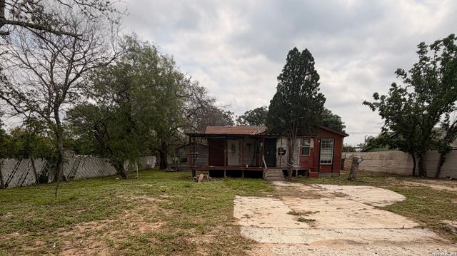 508 N BRIGHT DR, Devine, TX 78016