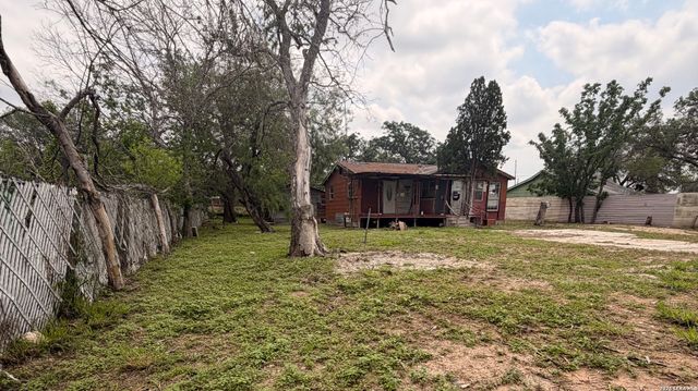 508 N BRIGHT DR, Devine, TX 78016