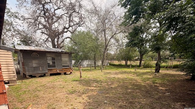 508 N BRIGHT DR, Devine, TX 78016