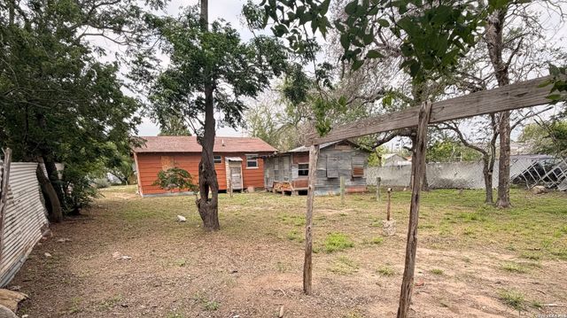 508 N BRIGHT DR, Devine, TX 78016