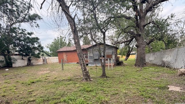 508 N BRIGHT DR, Devine, TX 78016