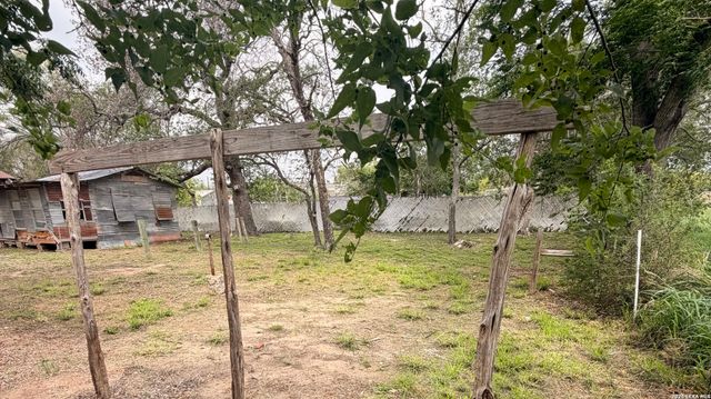 508 N BRIGHT DR, Devine, TX 78016