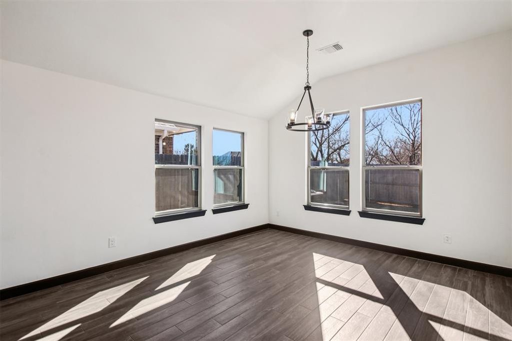 Image 11 of property listing at 13320 SW 8th Street, Yukon, OK 73099