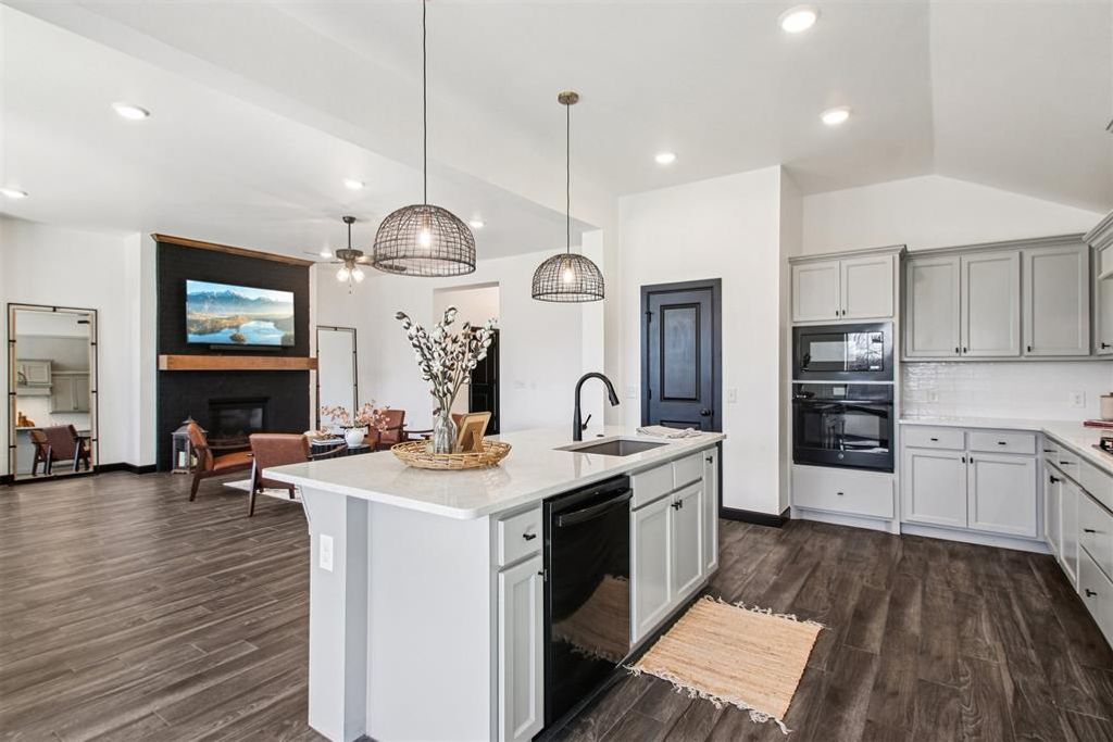Image 16 of property listing at 13320 SW 8th Street, Yukon, OK 73099
