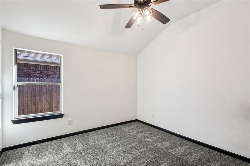 Image 22 of property listing at 13320 SW 8th Street, Yukon, OK 73099