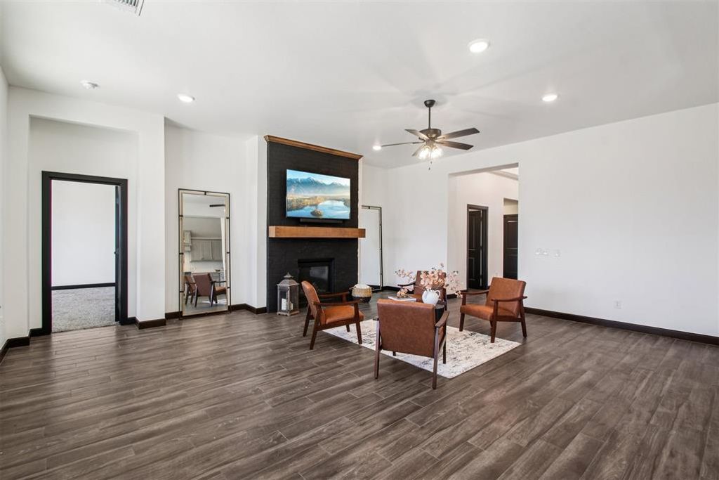 Image 9 of property listing at 13320 SW 8th Street, Yukon, OK 73099