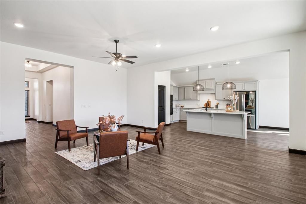 Image 10 of property listing at 13320 SW 8th Street, Yukon, OK 73099