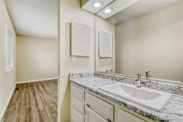 204 S Eagle Circle, Aurora, CO 80012
