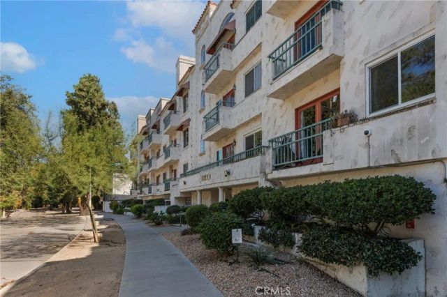 13220 Valleyheart Drive 305, Studio City, CA 91604