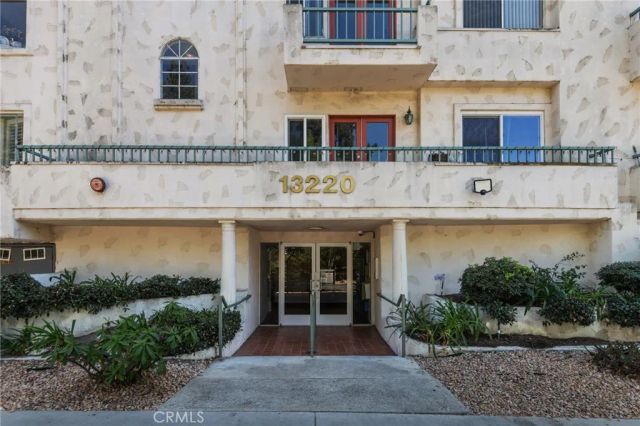 13220 Valleyheart Drive 305, Studio City, CA 91604