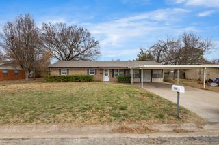 705 Pillar Street, Bowie, TX 76230