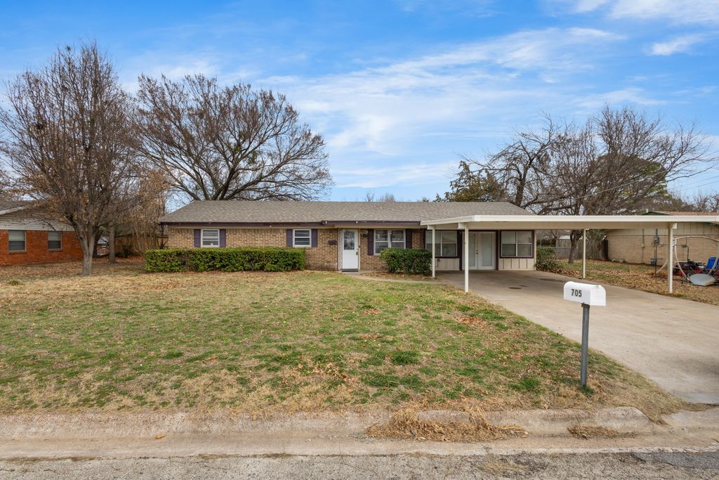 705 Pillar Street, Bowie, TX 76230
