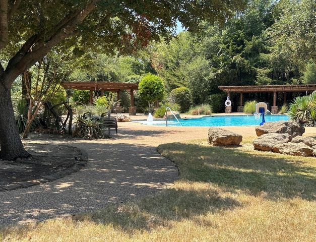 1099 Deerfield Drive, Wills Point, TX 75169