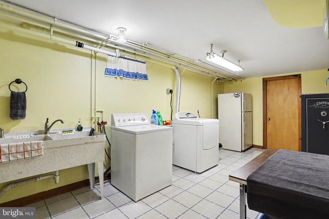 2210 STRATFORD RD, Lancaster, PA 17603