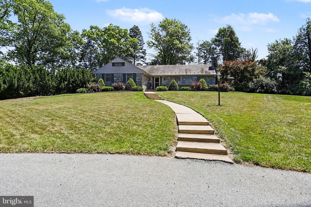 2210 STRATFORD RD, Lancaster, PA 17603