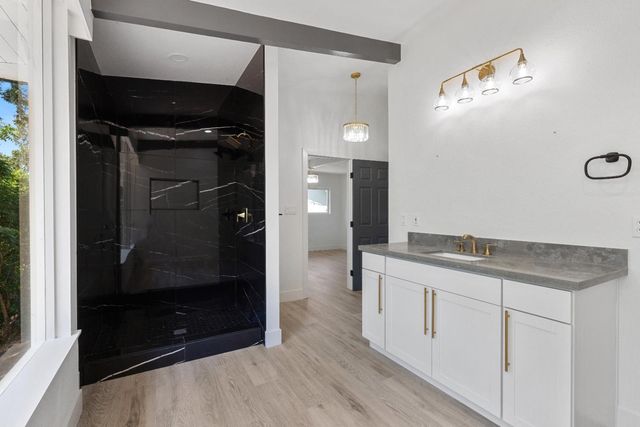 2124 Scenic Dr, Modesto, CA 95355