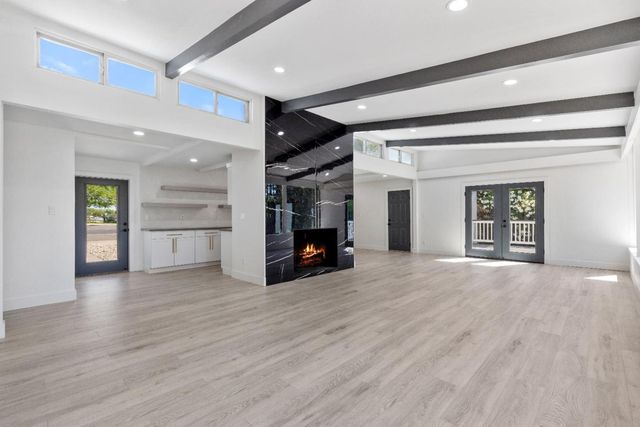 2124 Scenic Dr, Modesto, CA 95355