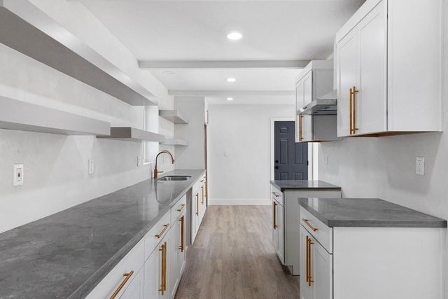 2124 Scenic Dr, Modesto, CA 95355