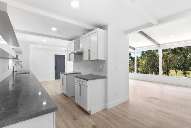 2124 Scenic Dr, Modesto, CA 95355