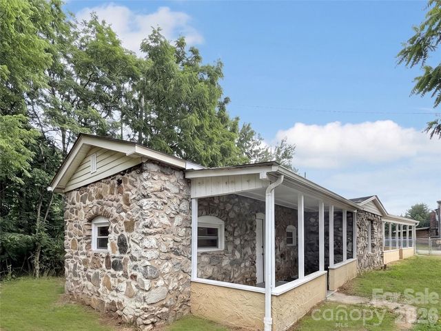 492 Riverbend Street, Waynesville, NC 28786