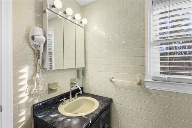 111 Indian Head Rd, Framingham, MA 01701