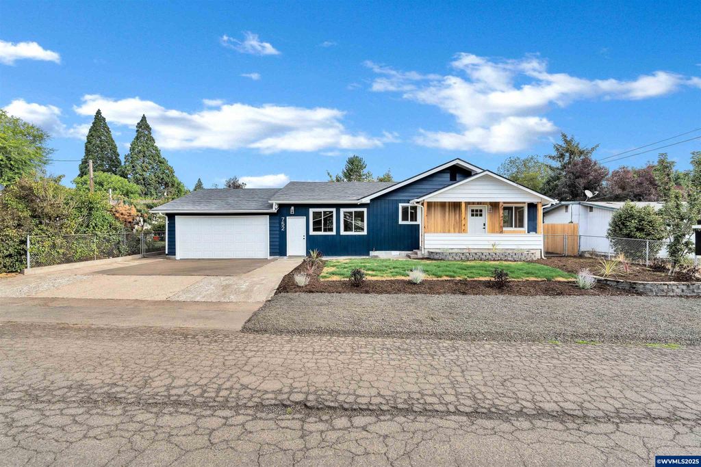 Image 1 of property listing at 752 5th St, Lafayette, OR 97127